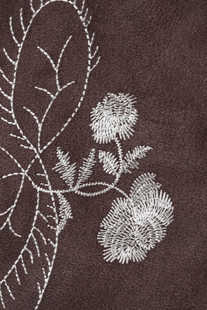 detal haftu na lnianej tkaninie